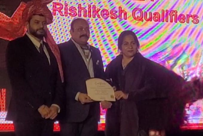 Basavaraj Vijay Karjinni being presented with the Rishikesh Qualifiers certificate on stage at a Kotak Life awards evening.