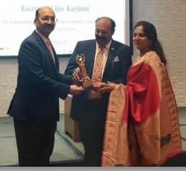 Basavaraj Vijay Karjinni being presented a Nivesh trophy on stage for outstanding performance and highest contribution.