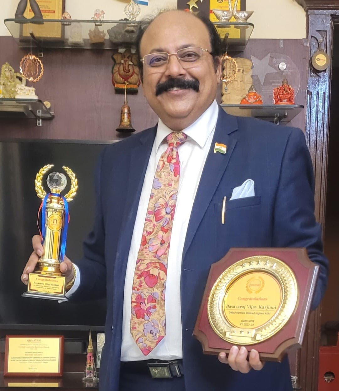 Basavaraj Vijay Karjinni holding the Nivesh outstanding performance trophy and the highest-AUM gold plaque for Delhi NCR.