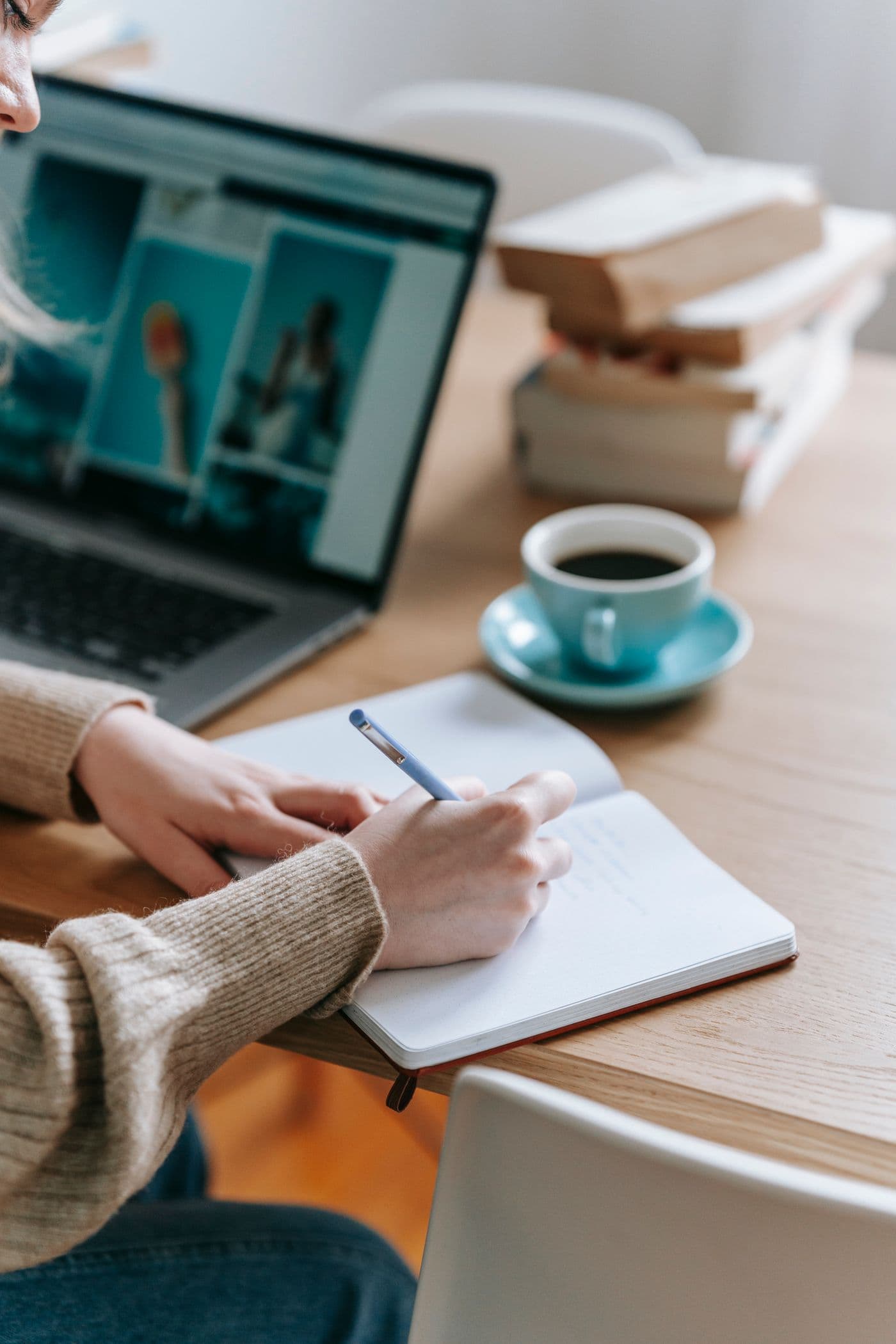 An advisor drafting notes for a new article